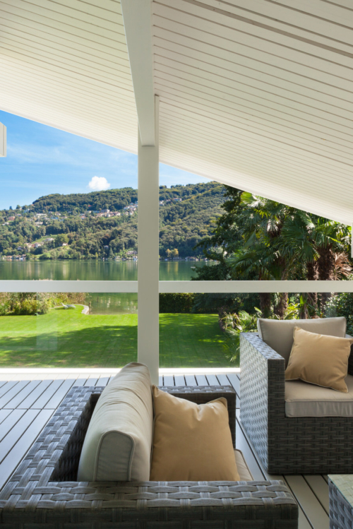 Grande baie vitrée moderne blanche, installation MEB Fermetures